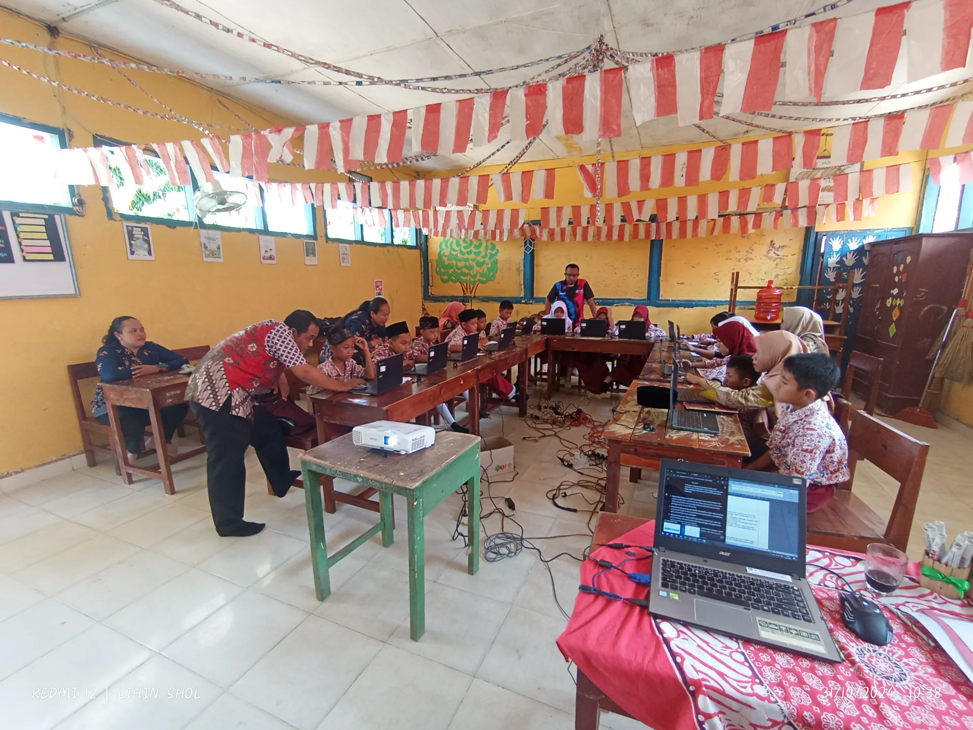 Koridor ruang kelas yang bersih dan teratur