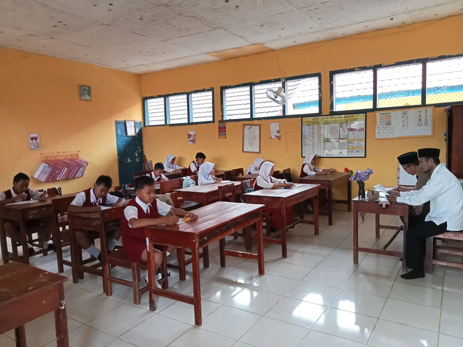 Ruang kelas dilengkapi meja dan kursi yang ergonomis